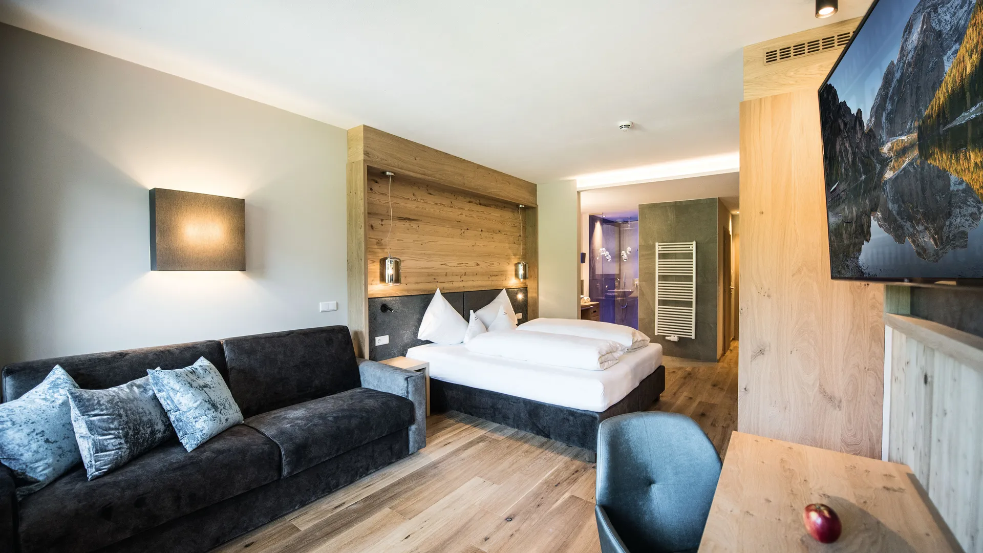 Alpenchic-Suite mit Altholz-Rückwand, Dolomiten-Panorama und offener Raumgestaltung